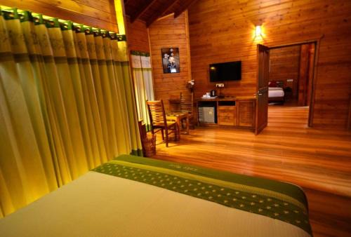 Vazhavatta House | LakeRose Wayanad Resort - Water Front Grandeur