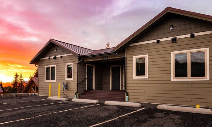 Homer Condo | Lakeshore Lodging Luxury Suites