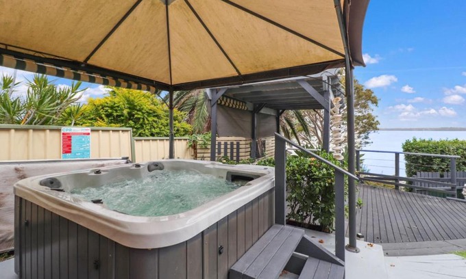 Toukley House | Lakeshore Retreat