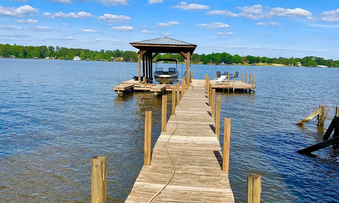 Cobb Cottage | Lakeside Cottage with dock, 3BR and 1BA