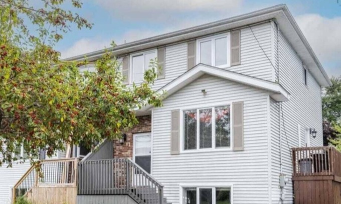 Timberlea House | Lakeside Haven Bright and cozy