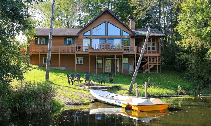 Tomah House | Lakeside Haven Home On Birch Lake, Sleeps Up To 12 People.