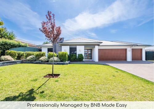 Dubbo House | Lakeside Haven - Homely Charm, Close to Dubbo Zoo