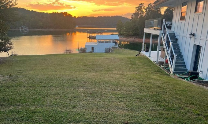 Gainesville House | Lakeside Haven: Hot Tub! Wi-Fi! Free Parking! Private! Beach! Centrally located.