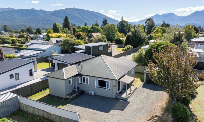 Te Anau House | Lakeside Haven - Te Anau Holiday Home