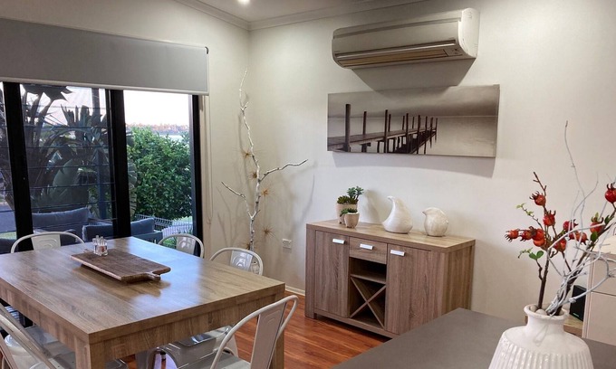 Eden House | Lakeside Living - 3 bedroom home on the lake -5+ nights