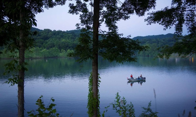 Roanoke Cabin | Lakeside Lodge Room | Lakeview | Pets Allowed