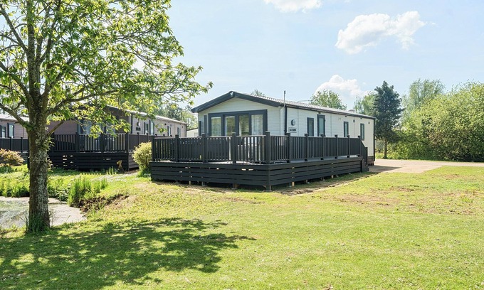 Great Houghton Cottage | LAKESIDE LULLABY - BILLING AQUADROME in Billing Aquadrome Holiday Park