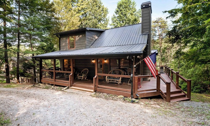 Walnut Mountain Cabin | Lakeside Retreat Hot Tub, Fishing, Hiking