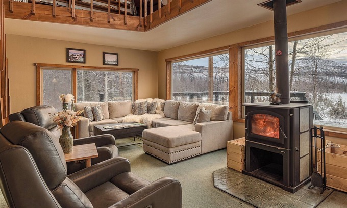 Trapper Creek Cabin | Lakeside Retreat w/Epic Mountain Views & Trails/Basecamp for Denali NP