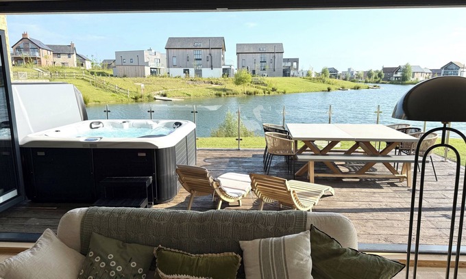 Holworth House | Lakeside retreat with hot tub, games room and on-site spa and pool