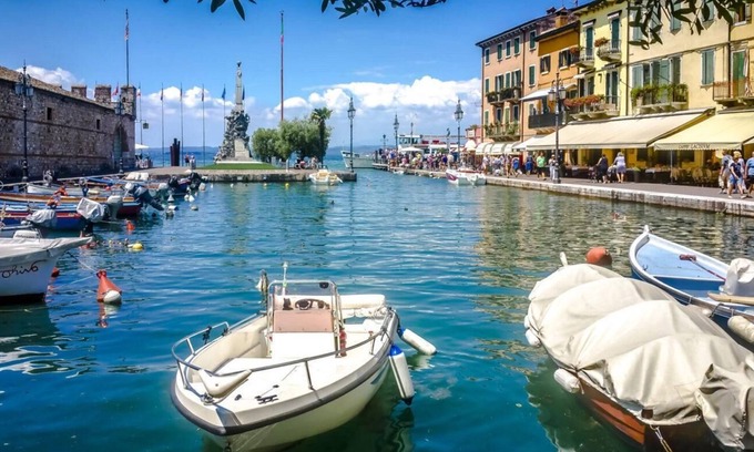 Pacengo Apartment | Lakeside studio: the perfect place for a romantic getaway or family vacation