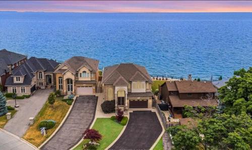 Stoney Creek Villa | Lakeside Villa