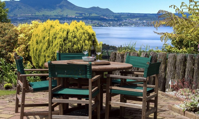 Taupo Cottage | Laketop Retreat - Acacia Bay Holiday Home