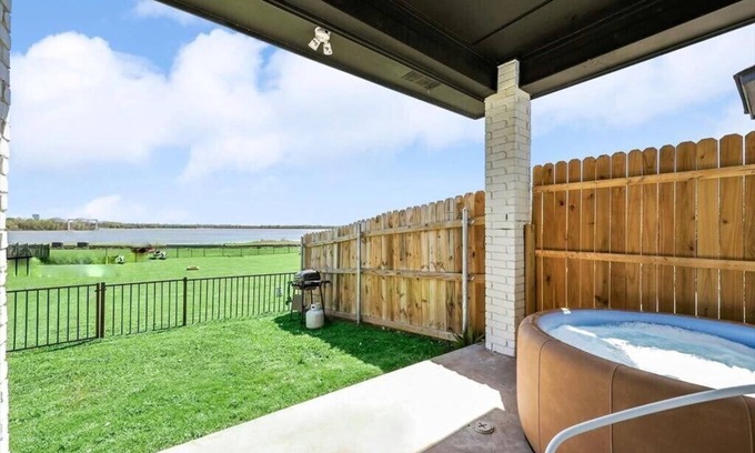 Rowlett House | Lakeview 2BR/1B Guest Home with Hot Tub