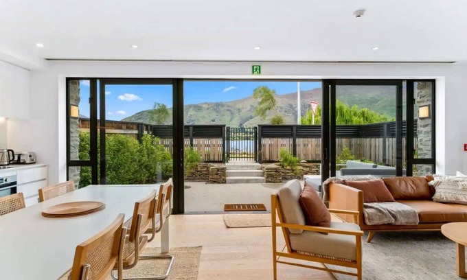 Wanaka Apartment | Lakeview Luxury 2 Bedroom Villa