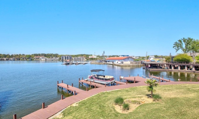 Lake Hamilton Apartment | Lakeview Luxury in Hot Springs