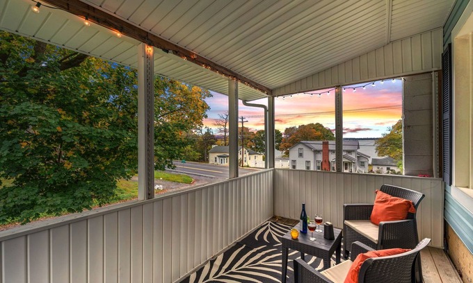 Union Springs House | Lakeview on Cayuga Wine Trail Fenced Yard 2 King Beds Sunset Views