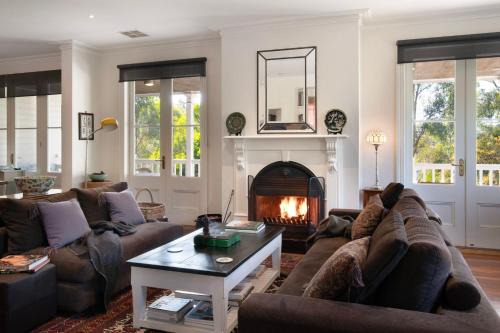 Daylesford House | Lakeview - spacious home by the lake