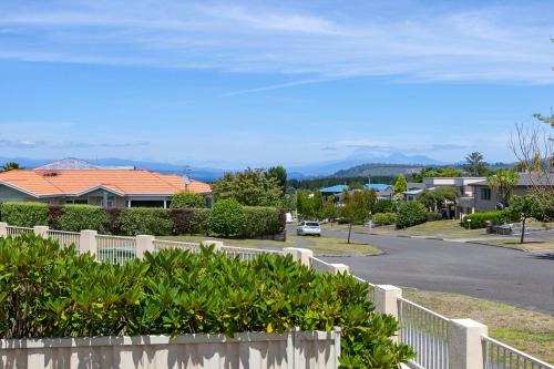 Taupo House | Lakewood Cottage, Cozy Lakeview Stay in Central Taupo