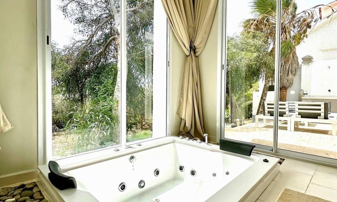 Achakkar Apartment | Lamina | Peaceful Rustic Retreat with Cold Jacuzzi