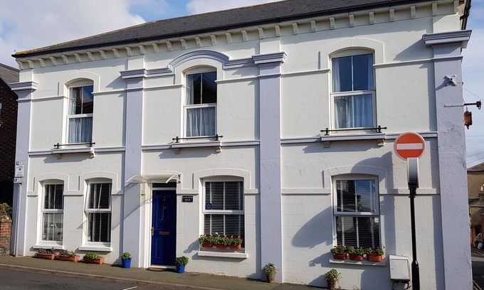 Sandown House | LANCASTER HOUSE, pet friendly, character holiday cottage in Sandown