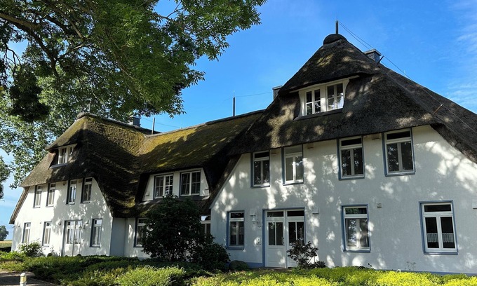 Stolpe auf Usedom Condo | Landhaus am Haff, apartment A7 - relaxation under the reed roof from the very beginning