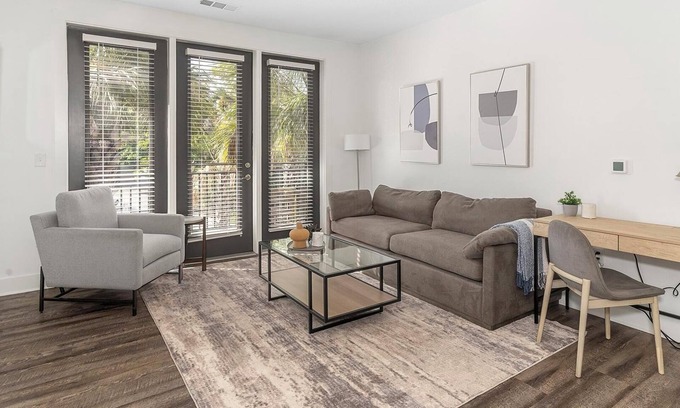 San Marco Apartment | Landing | Amazing 2BD, Pool, Gym