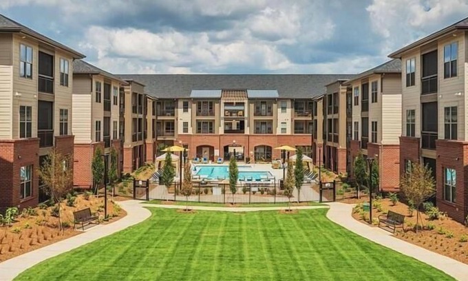 Matthews Apartment | Landing at Fountains Matthews - 1 Bedroom in Downtown Matthews