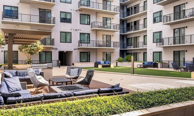 Houston Apartment | Landing | Beautiful 1BD, Gym, Tennis Court