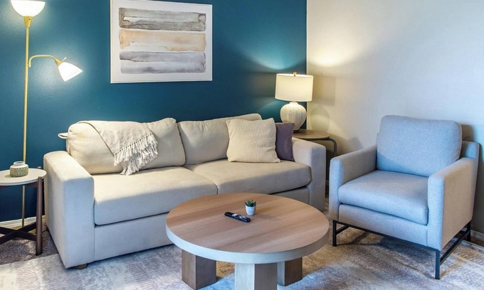 South Tulsa Apartment | Landing | Chic 1BD, Clubhouse, Gym