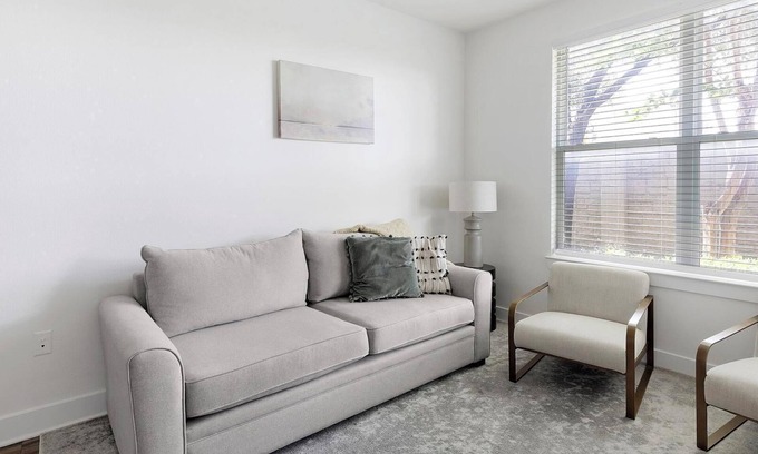 Park Central Apartment | Landing | Chic Studio, Gym, Courtyard