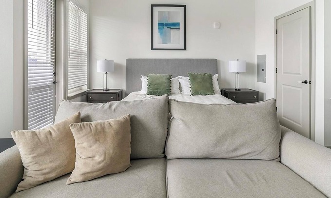 Northside Apartment | Landing | Incredible Studio, Pool, Gym