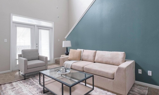 Briarforest Apartment | Landing | Stunning 2BD, Pool, Gym