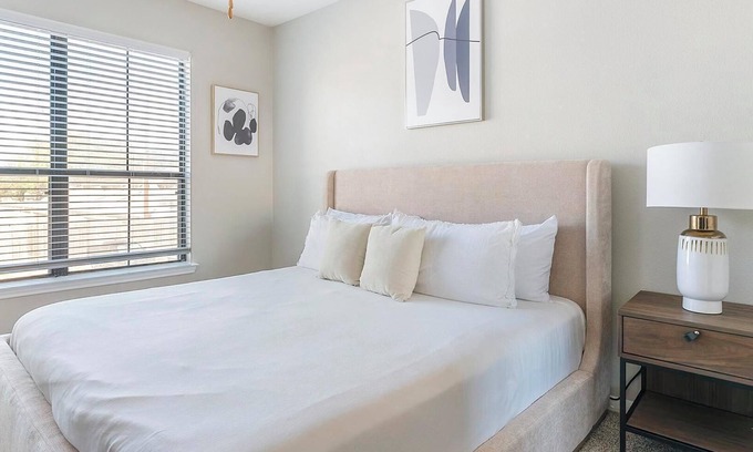Briarforest Apartment | Landing | Stylish 1BD, Gym, Pool