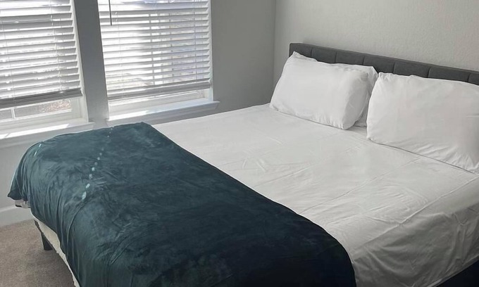 Newberry Apartment | Landing | Stylish 1BD, Pool, Gym