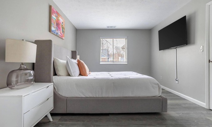 Indianapolis Apartment | Landing | Stylish 2BD, Clubhouse, Tennis Court