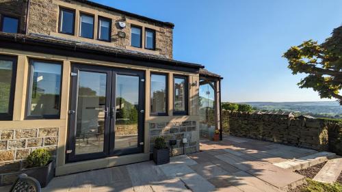 Hepworth House | Lane End Cottage Holmfirth - Panoramic Views, Modernised with offroad parking