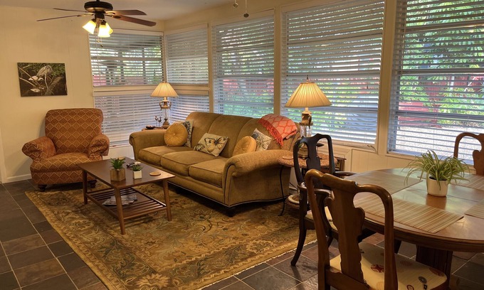 Altamont Manor Apartment | Large 1 BR apt. - just a 12-minute walk to Groceries, Downtown, Food & Shops!