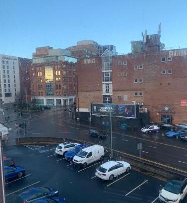 Belfast Central District Apartment | Large 2 bedroom 2 bathroom x6 person city center apartment with free underground parking