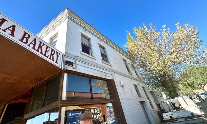Deakin House | Large, 2 BR stable conversion (circa 1874) tucked in the heart of old town. π