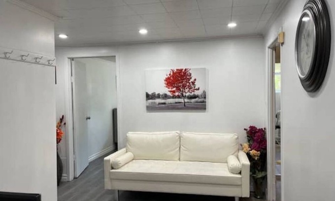 Scarborough Apartment | Large 3 BDR apt. free parking near Bluffers