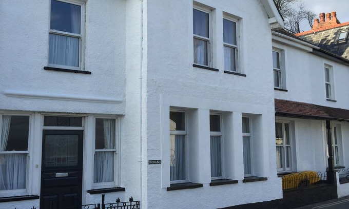 Aberdovey House | Large 5 Bedroom Sea Front Family Home in Aberdovey Village which sleeps 11.