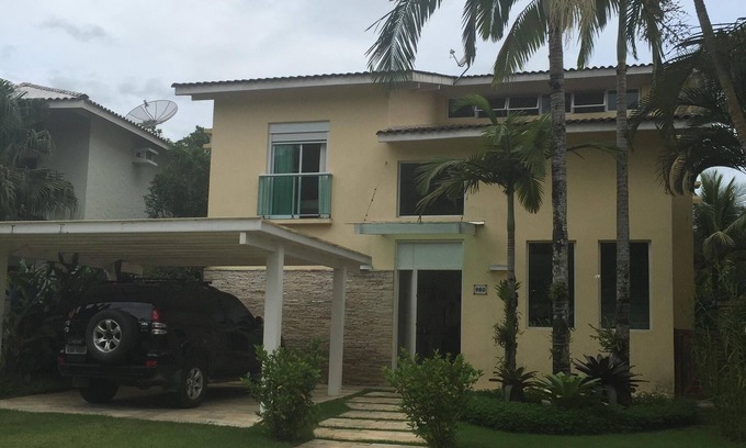 Baleia House | Large, airy, well-lit luxury beach house