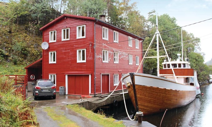 Fusa Apartment | Large boathouse with three vacation apartments (N19683, N19684, N19685).