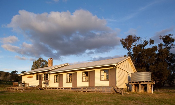 Maindample House | Large Bonnie Doon Accommodation farm retreat on Lake Eildon near Mansfield.n