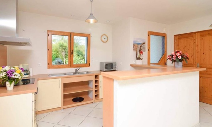 Merlevenez House | Large bright house, enclosed garden 3 km from the beaches of PLOUHINEC WIFI access