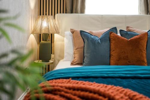 Addison Apartment | Large ceiling& nicely decorated cozy flat by the station