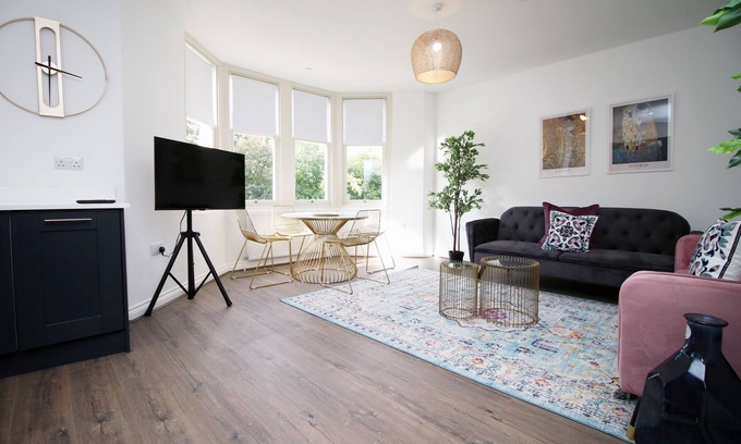 Cathays Apartment | Large City Centre 3 Bed Flat with Parking