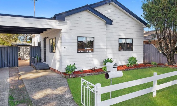 Ettalong Beach House | Large Cottage Near Ettalong Centre